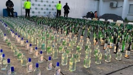 Investigación sobre las muertes por consumo de licor adulterado en Colombia.