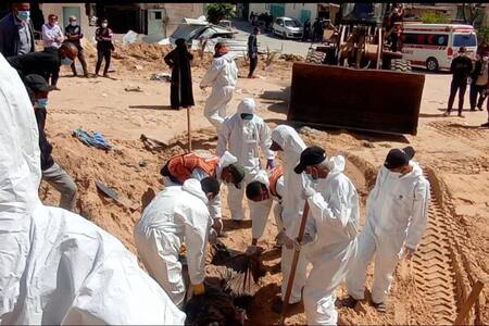 Encuentran cadáveres en una fosa común en Jan Yunis. Foto: EFE