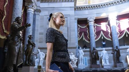 Paris Hilton caminando por el Capitolio de EE.UU. EFE
