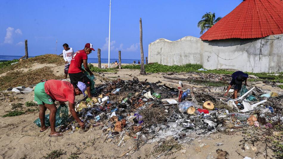Concurso en México para recolectar basura de las playas. Foto: EFE.