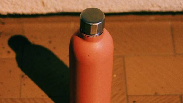 Exigen retirarlas de todos los supermercados: la peligrosa botella que causó ceguera a dos personas