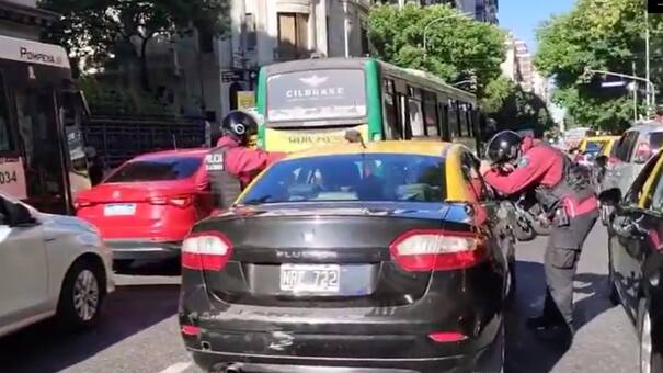 Un taxista se quedó dormido al volante en plena avenida Rivadavia y la Policía tardó 20 minutos en poder despertarlo