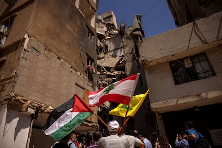 Las banderas de Palestina, Líbano y Hezbollah. Foto: Reuters.