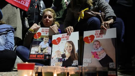 Reclamo por la familia Bibas. Foto: EFE/Abir Sultan