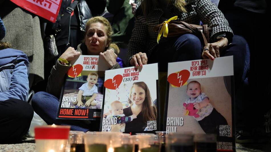 Reclamo por la familia Bibas. Foto: EFE/Abir Sultan