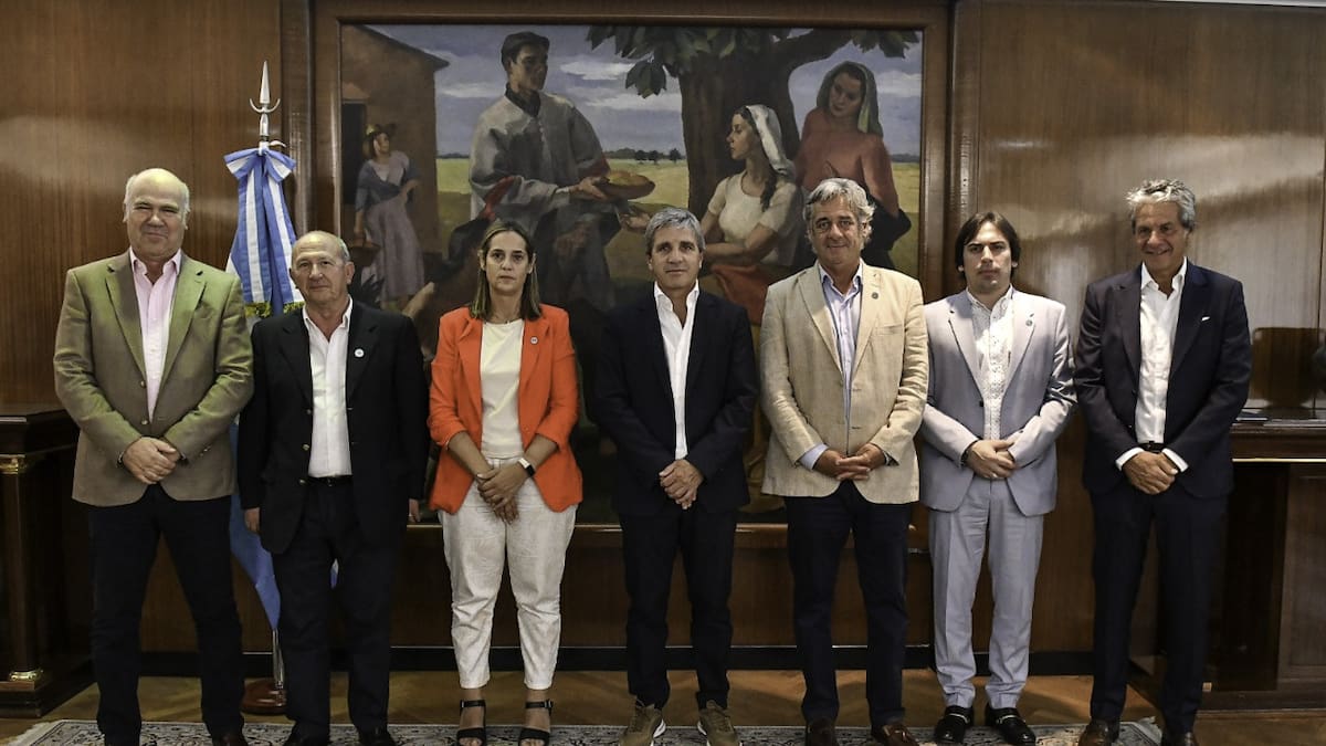 Integrantes de la Mesa de Enlace junto a Luis Caputo. Foto: NA.