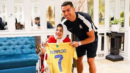 Cristiano Ronaldo junto a la pintora iraní Fátima Hamami. Foto: Instagram @fatemehamami.