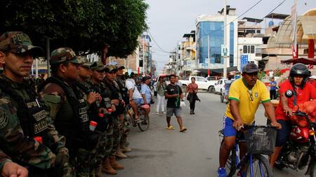 Las Fuerzas Armadas de Perú vigilan la frontera con Ecuador. Foto: Reuters