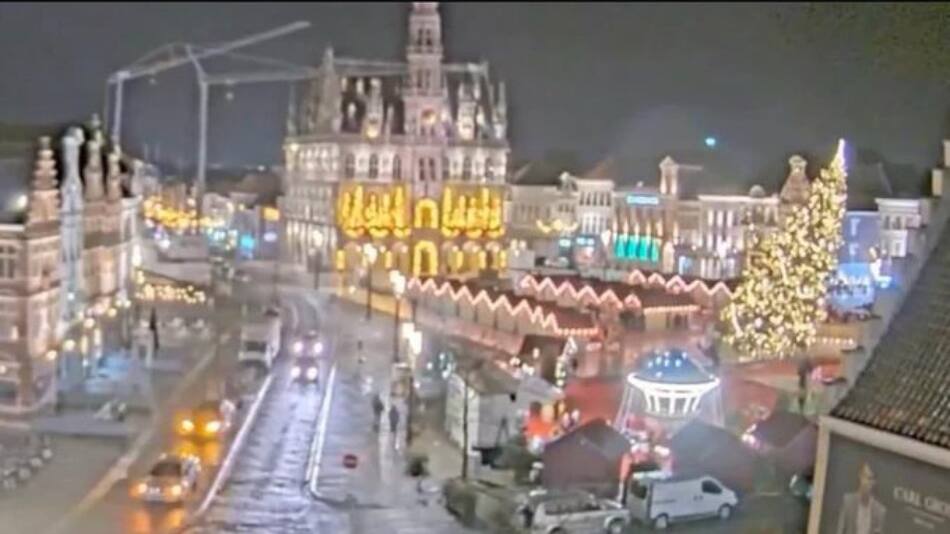 Accidente en Bélgica con árbol navideño. Foto: X.