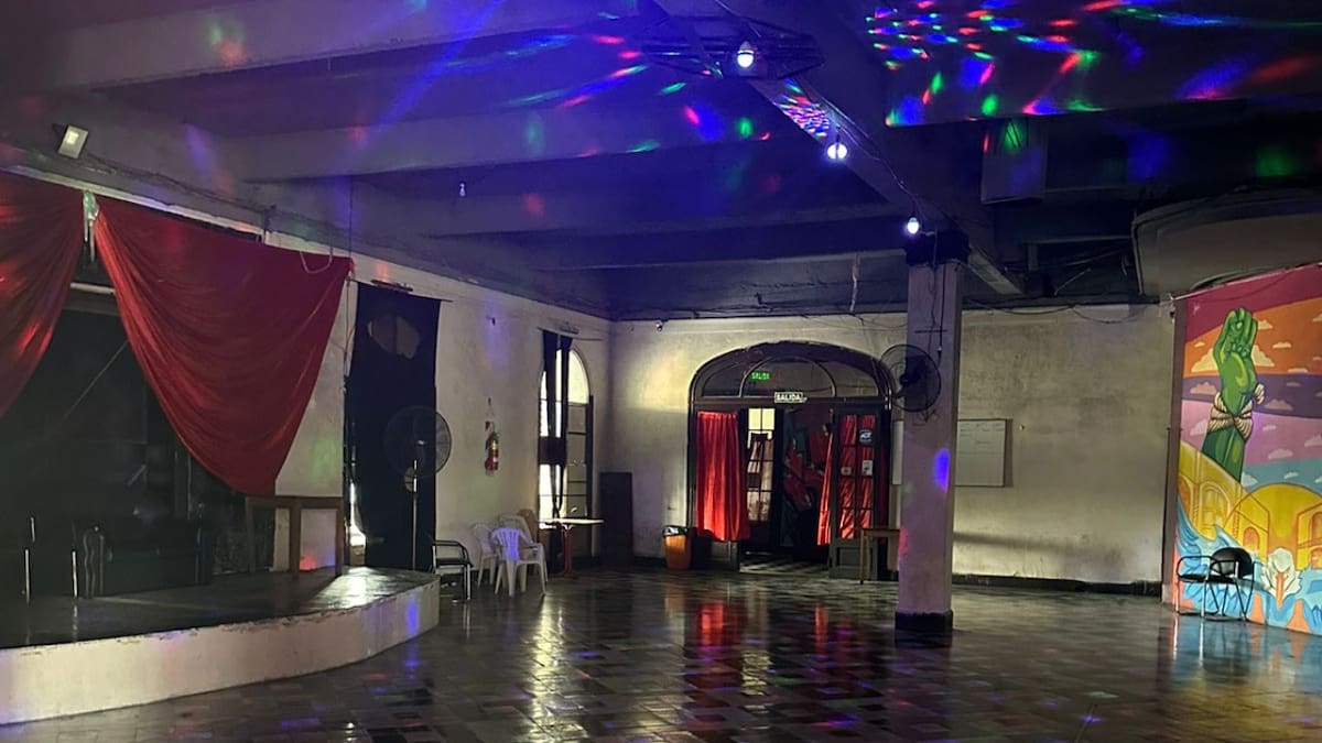 El boliche clandestino que funcionaba en un piso cedido a la Universidad Nacional "Madres de Plaza de Mayo". Foto: Presidencia.