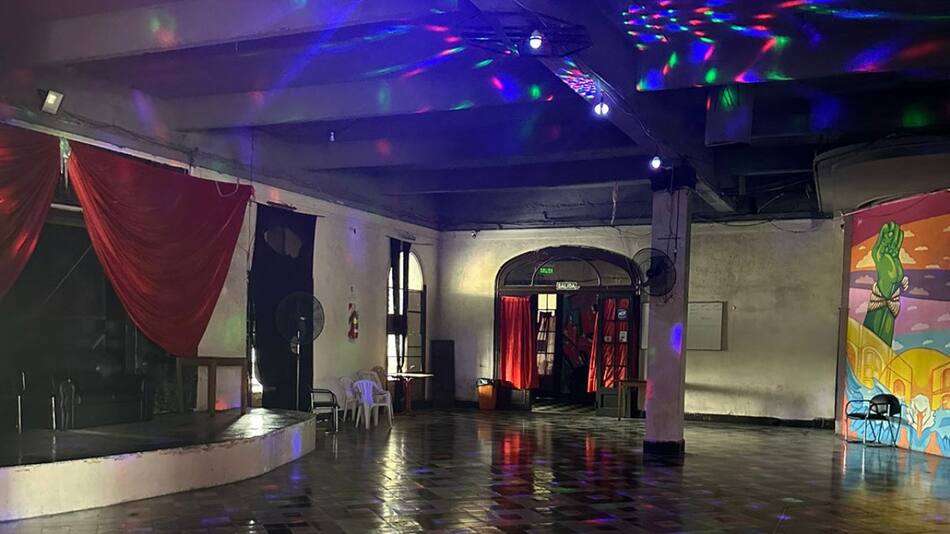El boliche clandestino que funcionaba en un piso cedido a la Universidad Nacional "Madres de Plaza de Mayo". Foto: Presidencia.