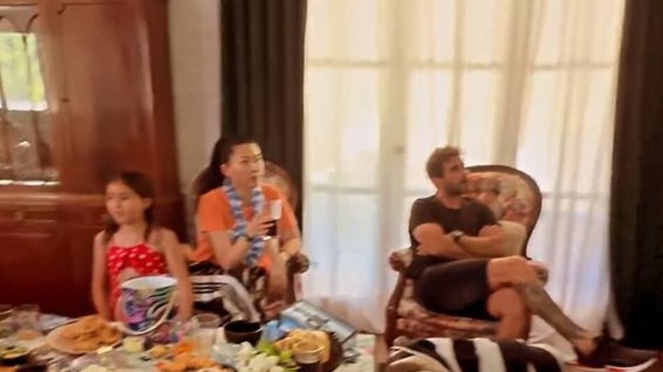 Nicolás Cabré miró el partido con la China Suárez. Foto: captura.