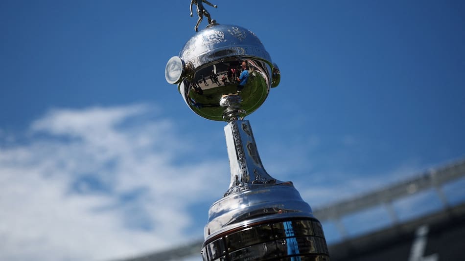 El trofeo de la Copa Libertadores en el Monumental. Foto: Reuters