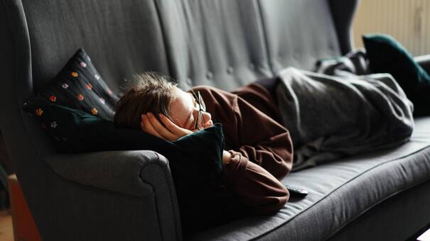Dormir bien, pero poco: cuánto tiempo debe durar la siesta ideal para mejorar la memoria, según la NASA