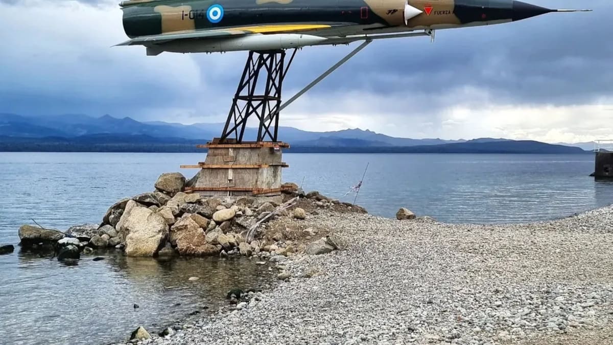 Del cielo de guerra al lago patagónico: el Mirage de Malvinas que se negó al olvido