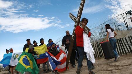 Viacrucis de migrantes en la frontera. Foto: EFE.