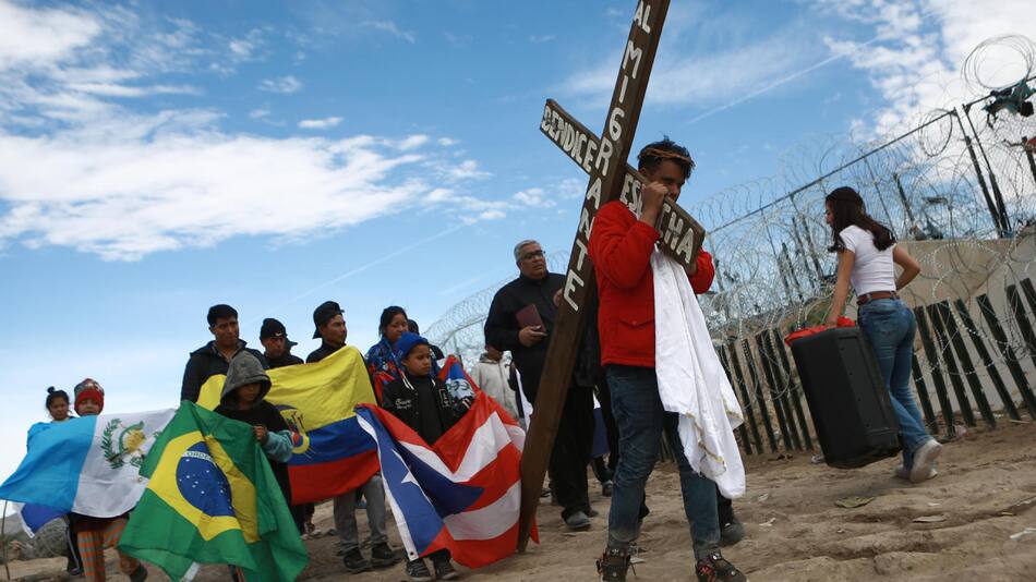Viacrucis de migrantes en la frontera. Foto: EFE.