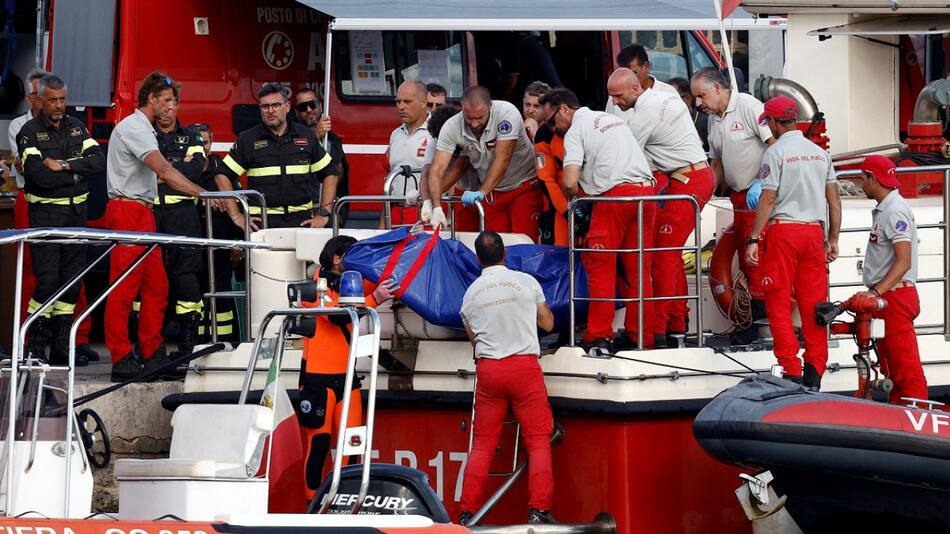 El cadáver de una víctima del yate hundido en Porticello, Italia. Foto: Reuters.