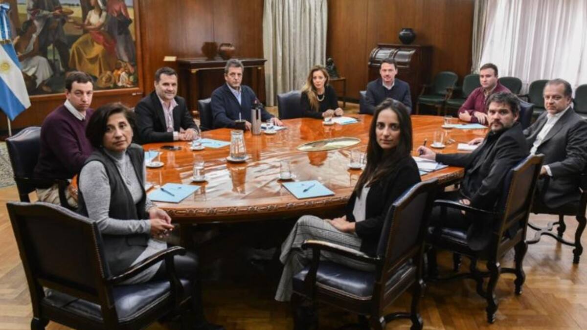 Sergio Massa reunido con parte de su equipo económico. Foto: NA.