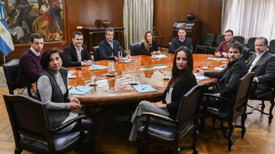 Sergio Massa reunido con parte de su equipo económico. Foto: NA.