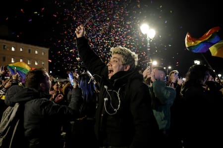 Festejos por la sanción del matrimonio igualitario en Grecia. Foto: REUTERS.