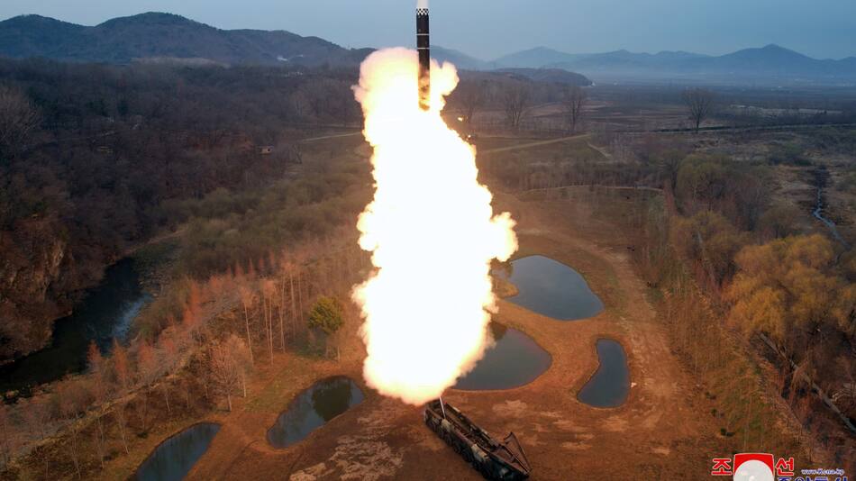 Corea del Norte lanzó un misil balístico al mar de Japón. Foto: Reuters.