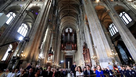 Domingo de Pascua en St. Eustache, días después de un incendio masivo que devastó gran parte de la estructura de la catedral gótica de Notre-Dame, en París, Reuters
