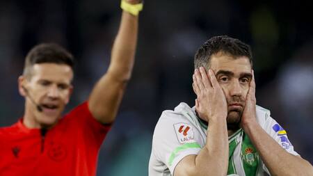 Sanción con tarjeta de un árbitro a un futbolista. Foto: EFE.