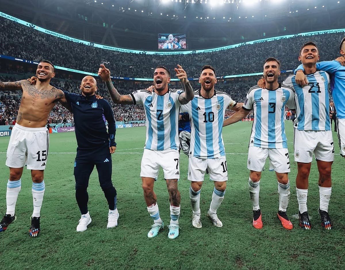 Papu Gómez, Lionel Messi y otros jugadores festejan en Qatar 2022.
