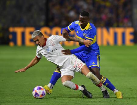 Advíncula contra Cabral. Foto: Télam.