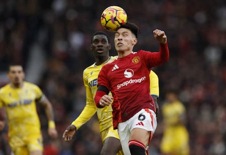 Lisandro Martínez, en acción frente al Crystal Palace. Foto: Reuters/Jason Cairnduff