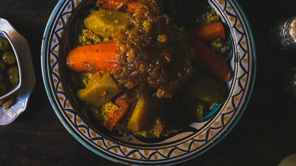 Cómo hacer cuscús, plato típico de Marruecos.