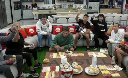 Los participantes de Gran Hermano disfrutaron de mirar tele y comer picada. Foto: Telefe.
