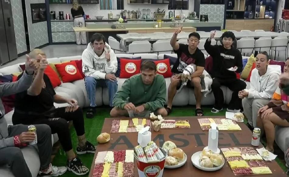 Los participantes de Gran Hermano disfrutaron de mirar tele y comer picada. Foto: Telefe.