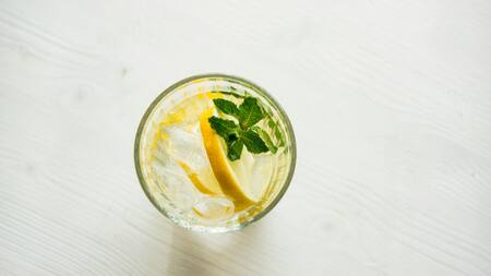 Agua con limón. Foto: Unsplash