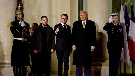 Emmanuel Macron junto a Donald Trump y Volodimir Zelenski. Foto: Reuters