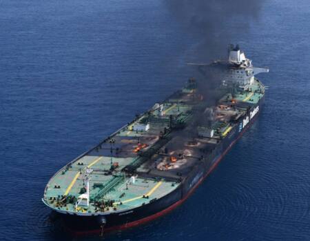 Buque griego cargado de petróleo atacado por hutíes en el Mar Rojo. Foto: X/@EUNAVFORASPIDES.