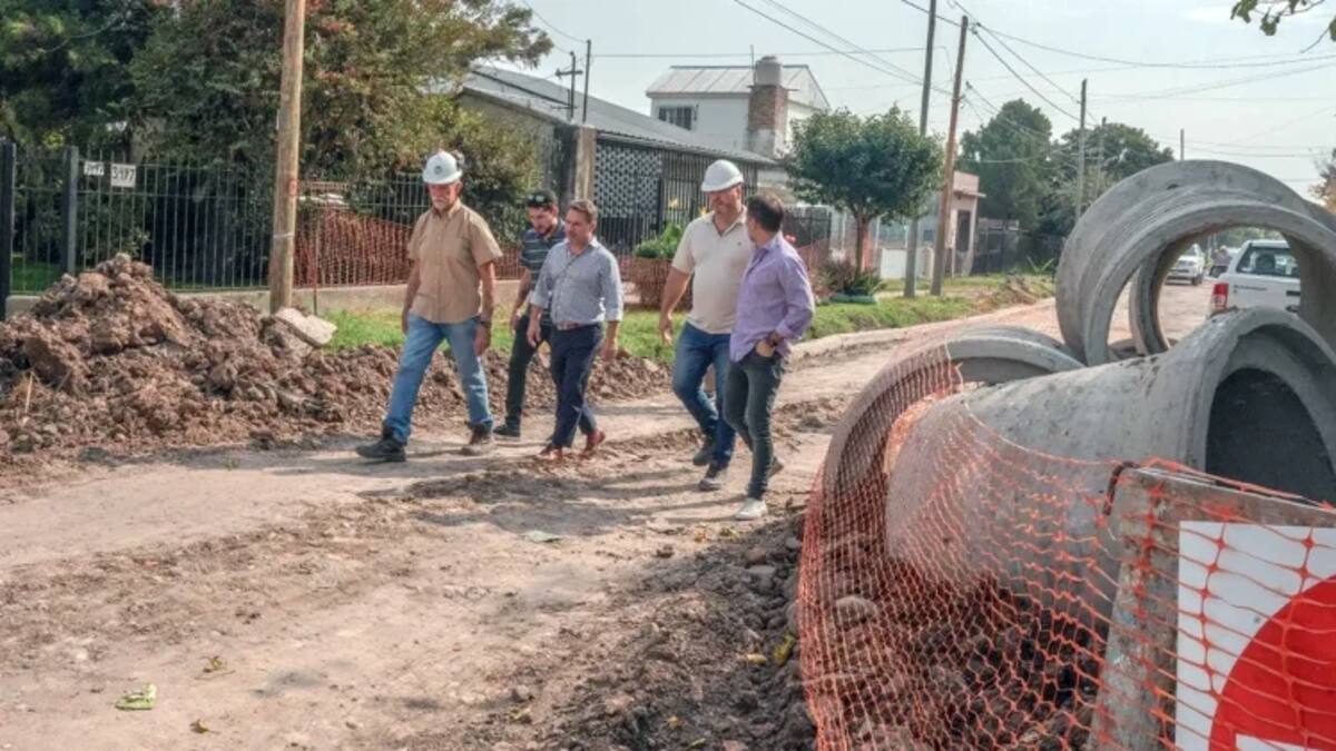 El intendente de Ituzaingó, Pablo Descalzo, recorrió los barrios Ferroviario, Gastronómico y Villa Zona Norte para supervisar el avance de los trabajos en el marco del Plan Integral de Bacheo.