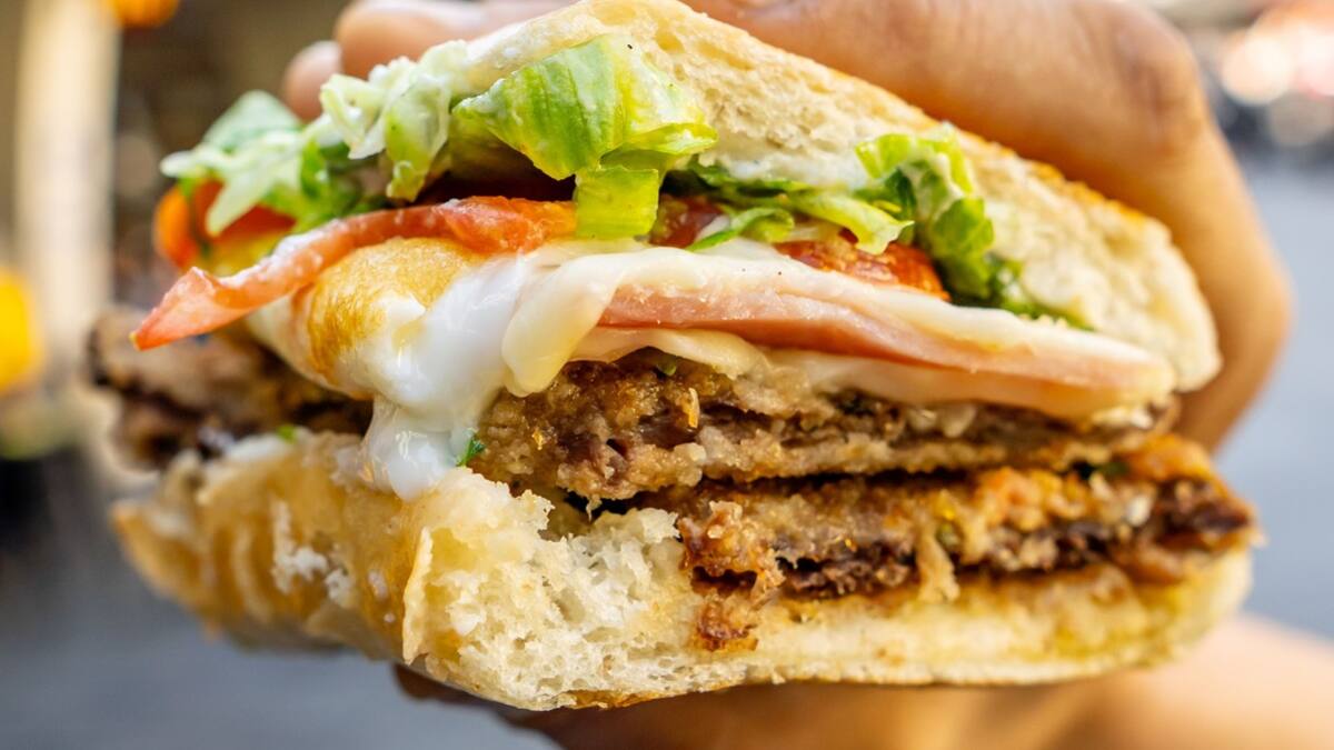 Compite con la milanesa argentina: receta de katsu sando, el sándwich japonés furor que se prepara en 5 pasos