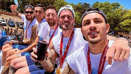 Los jugadores arriba del micro. Foto: NA.