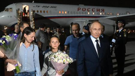 Vladimir Putin recibió en Moscú a los presos del intercambio con Occidente. Foto: EFE.