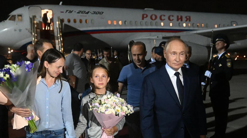 Vladimir Putin recibió en Moscú a los presos del intercambio con Occidente. Foto: EFE.