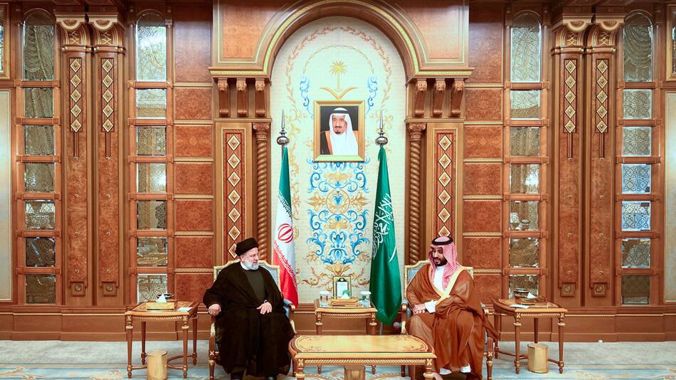 El príncipe saudí Mohammed bin Salman y el líder iraní Ebrahim Raisí. Foto: Reuters.