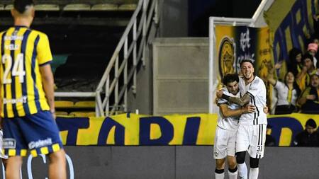 Festejo de González Metilli ante Rosario Central.