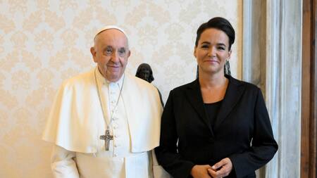 Papa Francisco junto a Katalin Novak, presidenta de Hungría. Foto: EFE.