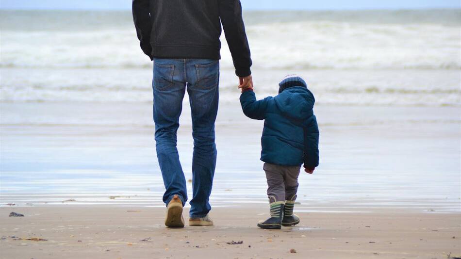 Padre e hijo. Foto: Unsplash (Szilvia Basso).