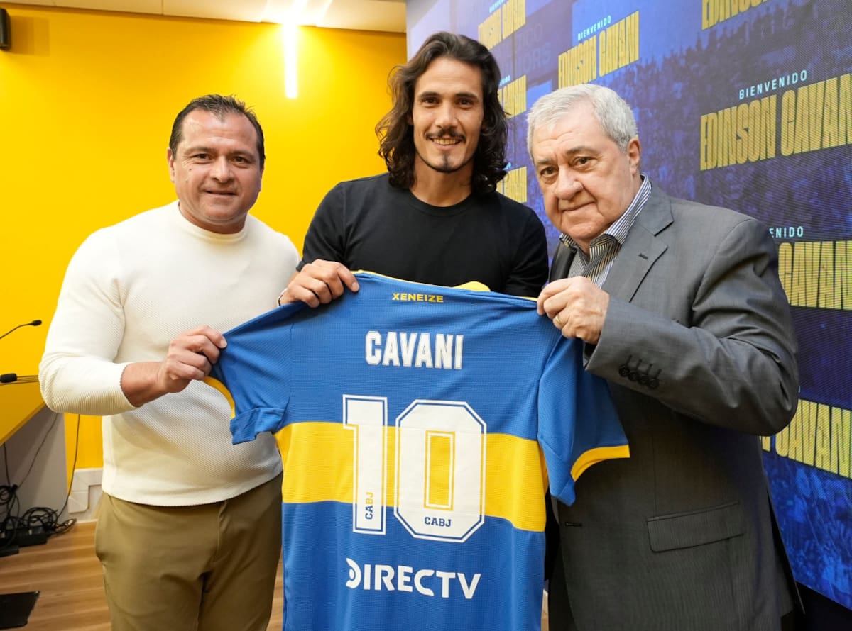 Edinson Cavani posó con la 10 de Boca. Twitter @BocaJrsOficial.
