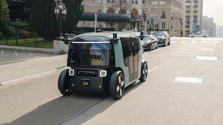 Amazon inauguró en California su propia planta de robotaxis para hacerle competencia a Tesla y Waymo