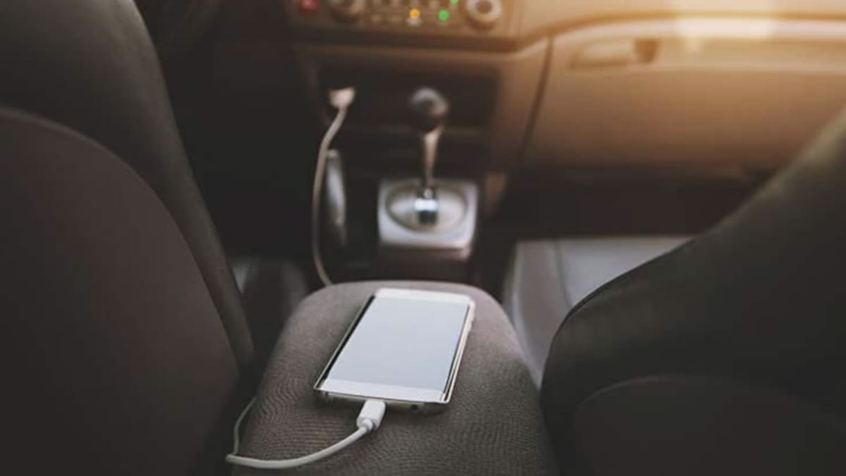 Cómo cargar el celular en el auto sin dañar la batería ni afectar el vehículo