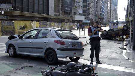 Violento choque en centro porteño entre dos autos y una moto: hubo heridos